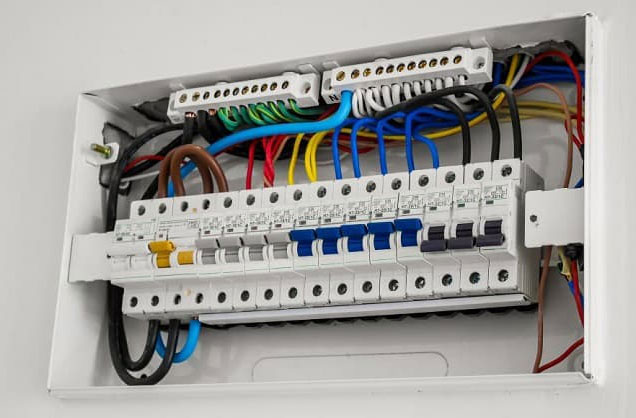 Difference between circuit breaker and disconnecting switch